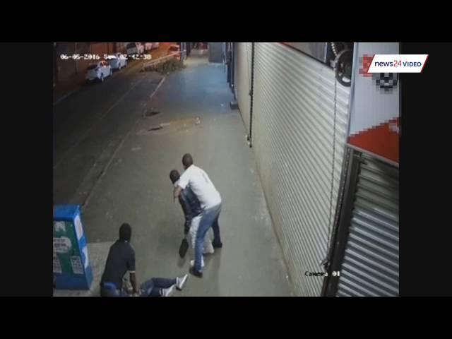 WATCH: Security chase muggers, make arrest in Joburg CBD