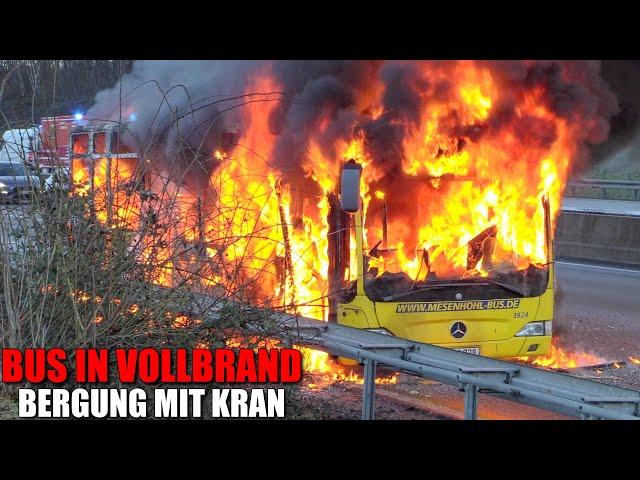 [BUS IN VOLLBRAND!] - Flammen & massive Rauchentwicklung - Bergung mit Kran - Vollsperrung A40 -