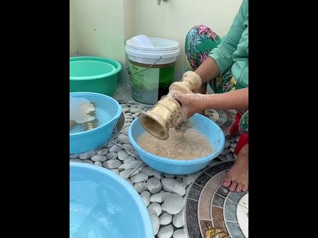 các bác không nên đánh rửa lau chùi nhưng bộ đỉnh đồng thờ cúng gia tiên như thế này nhé