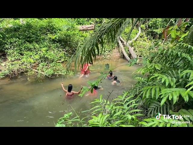 Gadis mandi telanjang