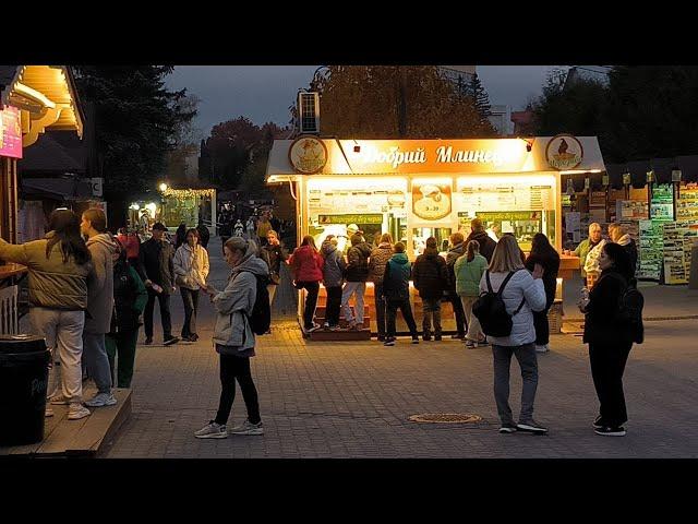 Вечір в центрі Трускавця і на бюветі, Олег Гаврилюк співає та віршує 29 жовтня 2024 р.