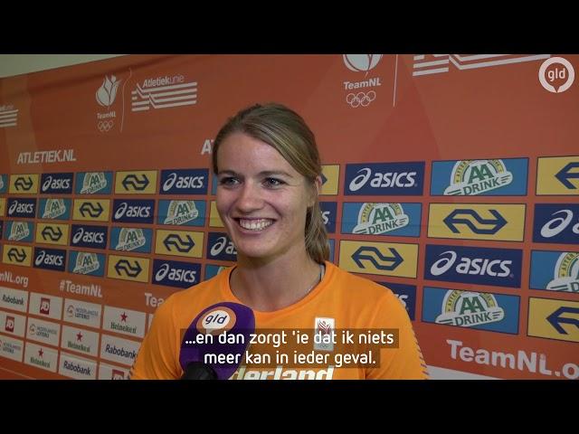 Dafne Schippers heeft nog last van haar rug, maar haar hondje biedt hulp