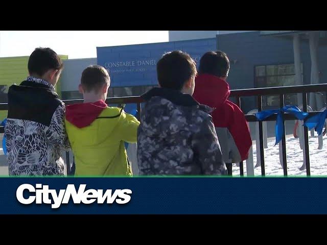 Elementary school students show support for Edmonton police officers