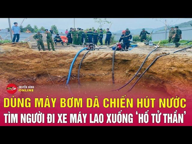 Tin mới nhất vụ xe máy rơi xuống 'hố tử thần': Lắp 5 máy bơm hút nước tìm kiếm nạn nhân | Tin24h