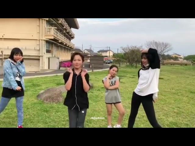 Enhypen Ni-ki and his sister Konon, dancing Twice songs