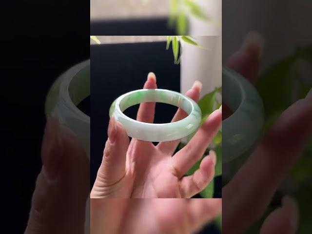 黃加綠翡翠手鐲，向日葵般的意境感一隻向日葵翡翠手鐲！細膩的翡翠綠，如同夏日林間最清新的空氣，一抹金黃巧妙融入，恰似向日葵花心，在陽光下熠熠生輝，讓人一眼難忘！  #翡翠 #翡翠手鐲  #美玉翡翠