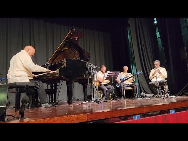 Classic Curaçao music. Recorded by Norman Serphos. Norman Moron behin the piano.