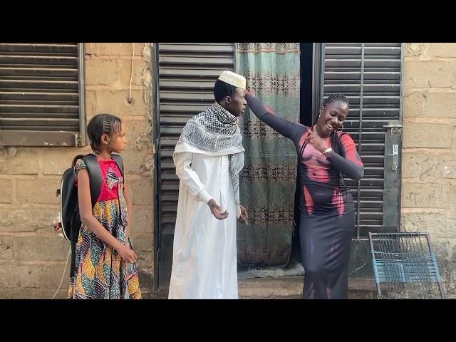 Femme méchante envers enfants d'autrui