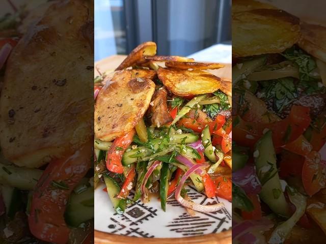 Салат с хрустящим картофелем / Crispy potato salad #shorts #рецепт #домашняяеда