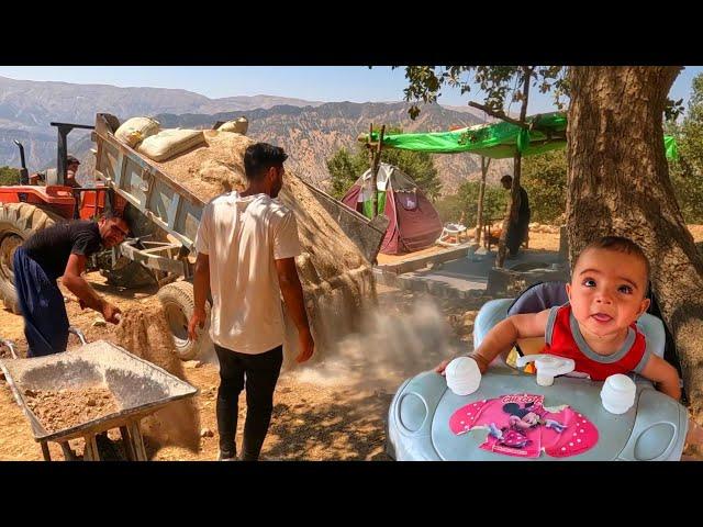 Documentary about the life of a nomadic father and baby: Carrying sand and cement by the driver