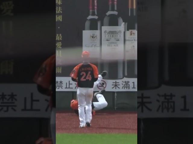 Lee Cheng-Ling with a Warning Track Web Gem