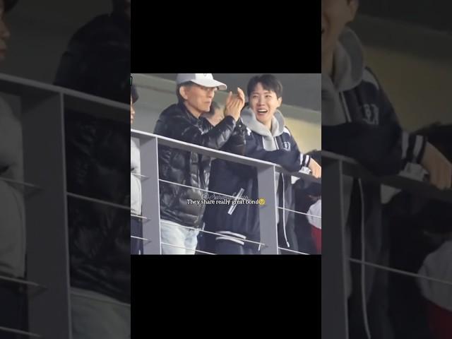 Hobi & his father watched baseball match together 