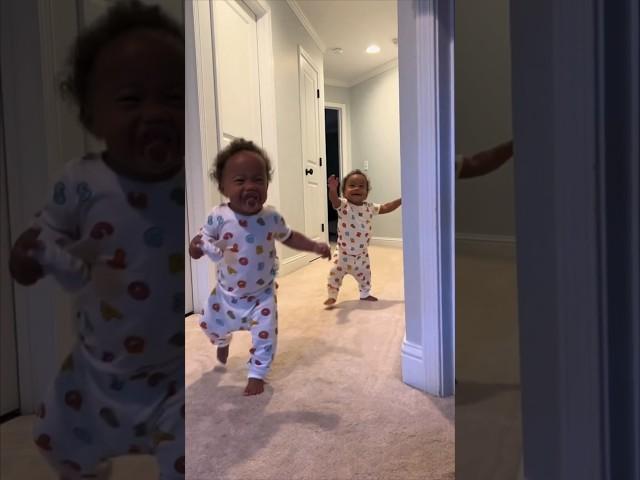 This dad races his identical triplet babies every morning ️