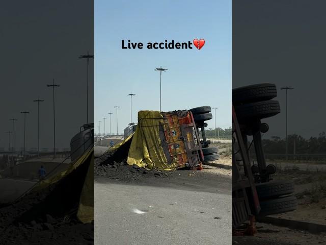 Truck accident #shorts #truck #accidenttruck