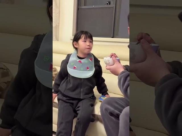 妮妮：爸，你快别看电视了喂我吃饭！哈哈哈哈哈哈 #罕见病女孩的生活
