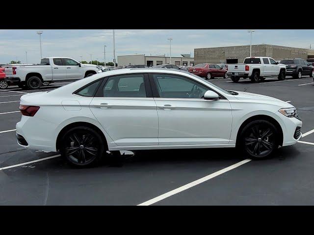 2022 VW Jetta 1.5T SE w/Black Wheel Package and panoramic sunroof package