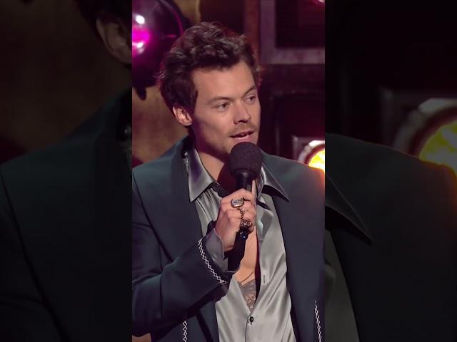 Harry Styles thanks his mum and his One Direction brothers #BRITs