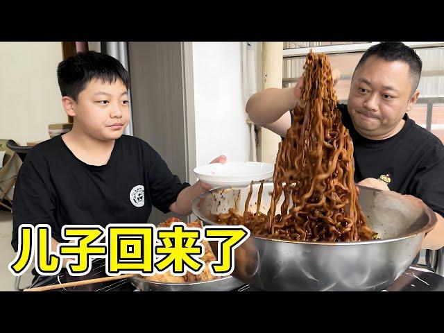 小家伙放假回来，做个大餐犒劳犒劳他，自制炸鸡火鸡面真过瘾【胖龙的小生活】