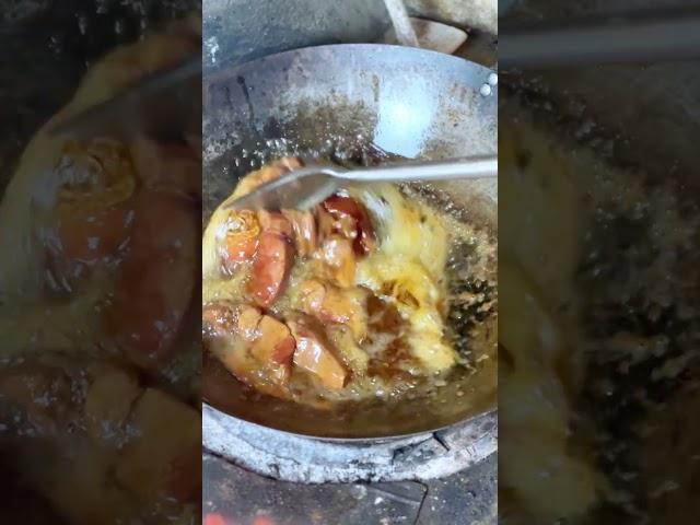 爸爸说叉烧包起源于清朝末期，当时广东人民生活在贫困和动乱中。食物非常匮乏，许多人都渴望着寻找新的食物来源，于是叉烧包就腾空问世，造福人类，代代相传，流传至今农村的生活藏着温暖的幸福记录村厨的一天抖音