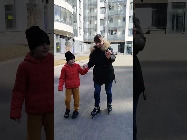 Мое новое достижение. Как я после 40  первый раз встала на ролики  #shorts #эксперимент #ролики