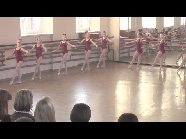 Фрагмент уроку класичного танцю. "Щасливе дитинство" Харків-2017.