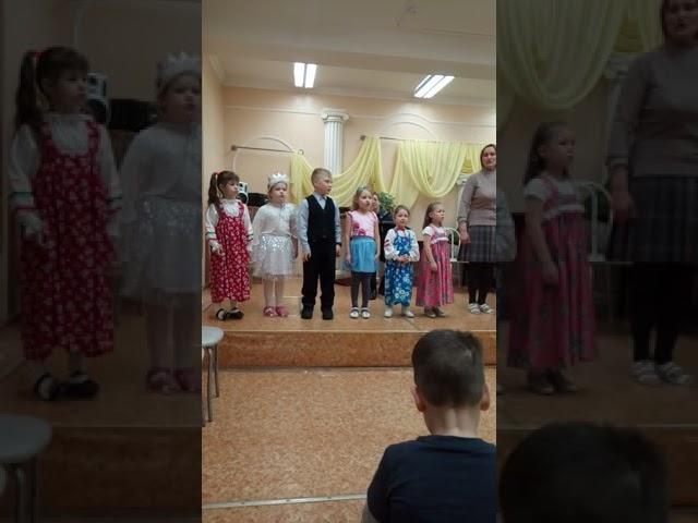 Выступает ансамбль "Ручеек" руководитель Оксана Алексеевна.