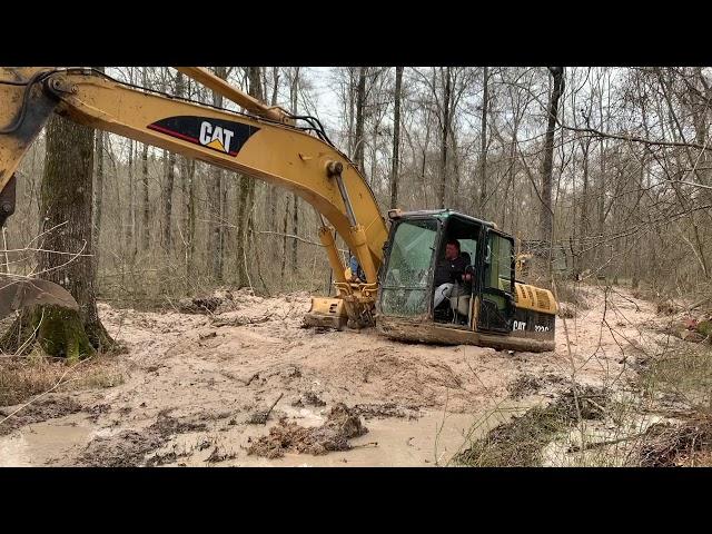 Draggin the Trackhoe Through the Muck.. Caterpillar Stuck Excavator Swamp  Flooded Mud Accident