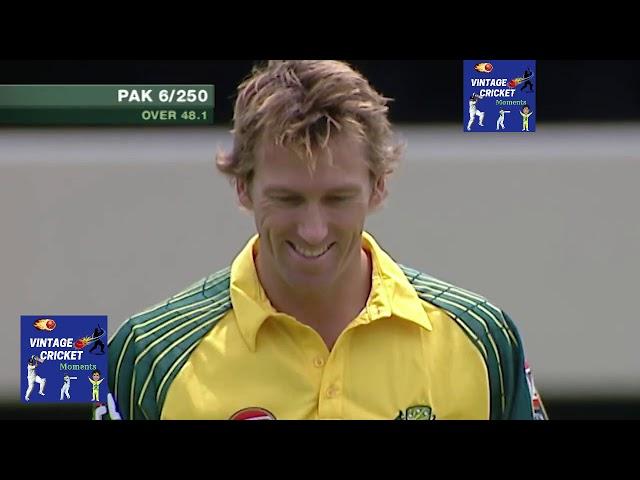 Shahid Afridi thrashing Glenn McGrath on Aussie Soil | Vintage Cricket Moments