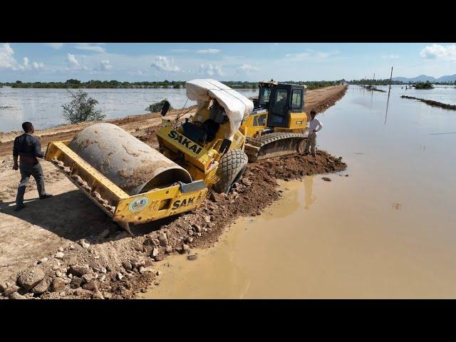 How To Recovery a Stuck Heavy Machinery Safety Using Bulldozer. Roller Fail Driving And Stuck.