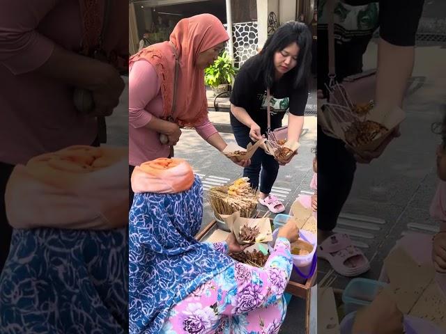 Suasana sore hari di malioboro jogja sambil menikmati sate d trotoar