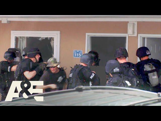 Kansas City SWAT: Stabbing Suspect Barricades Himself in Hotel Room | A&E