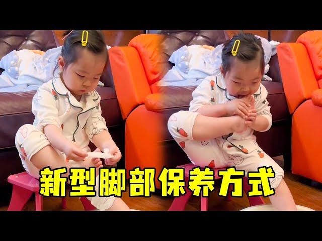 萌娃擦脚擦出仪式感！结果下一秒…竟然塞嘴里？这波操作亲妈都懵了！【胖嘟嘟的可萌 yo】
