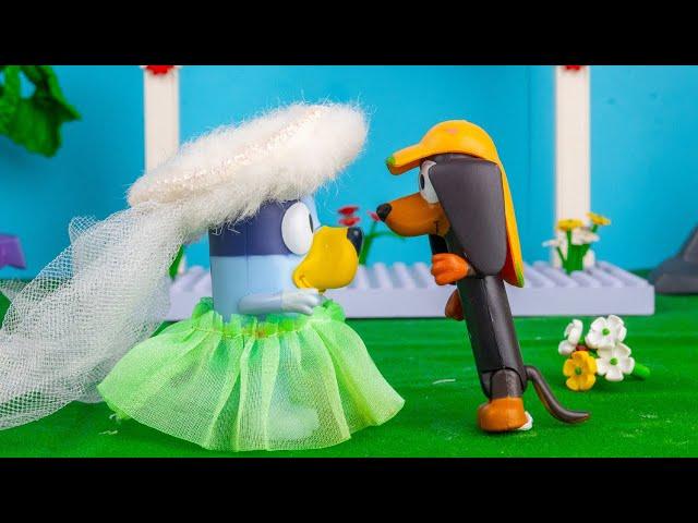 ¡La Boda de BLUEY y Snickers!  | Juguetes de Bluey en Español