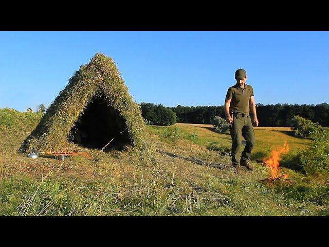 Bushcraft Grass Survival Shelter, Solo Wild Camping