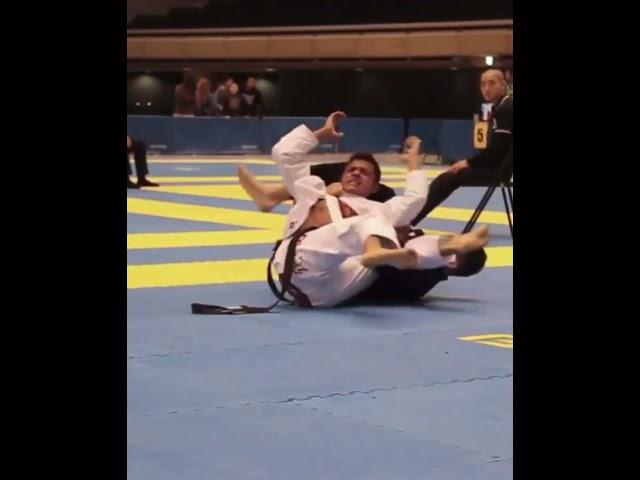 Mendes submit #aoj #mendesbros #bjj #brazillianjiujitsu #brazilianjiujitsulifestyle #