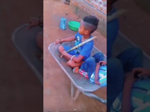 Muangalie mtoto wa Diamond Platnumz , Prince Nillan akiwa kwa wheelbarrow #shorts  #diamondplatnumz