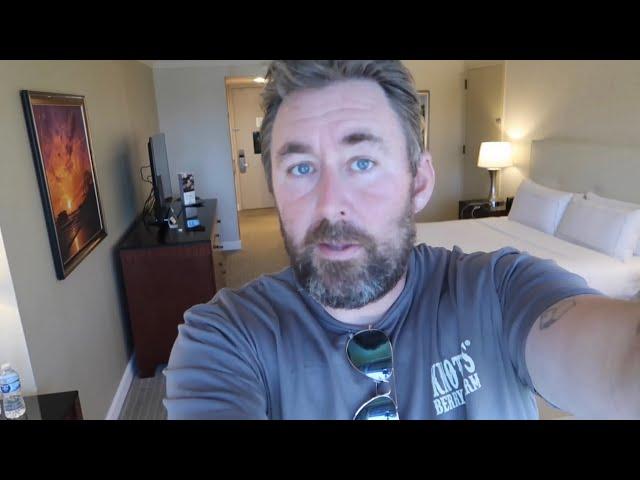 My Favorite Hotel In Los Angeles - Universal Hilton Room Tour / Theme Park & City Walk Overlook View