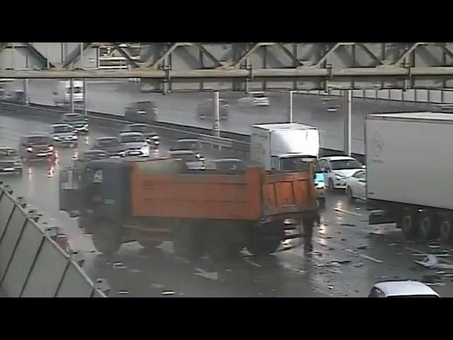 ДТП на МКАДе - фура вьехала в камаз. Road accident on MKAD - a truck ran into a Kamaz