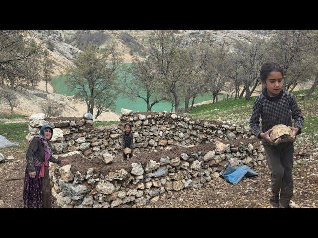 "The Hard Life of a Single Nomadic Mother and Daughter: Building a Stone Home by the River"/turtle