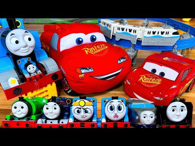 トーマス　カーズが大変身！！不思議なエレベーターに乗って、トミカがクルクル回って発車するよ！！プラレールのパーシー、ゴードンがトミカ達を連れて行くよ