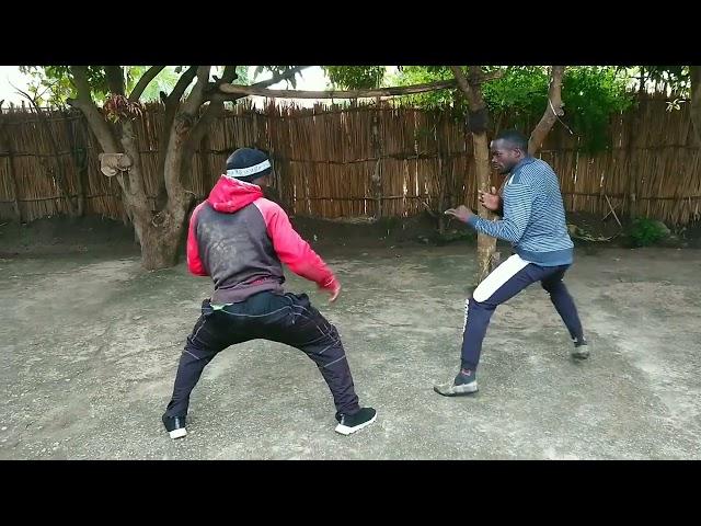 Vijana wakipimana uwezo katika staili ya Jeet Kune Do chini ya Master Sele Lee