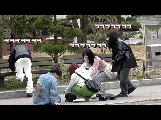 A man who makes female college students laugh with a bag. (Eng sub)