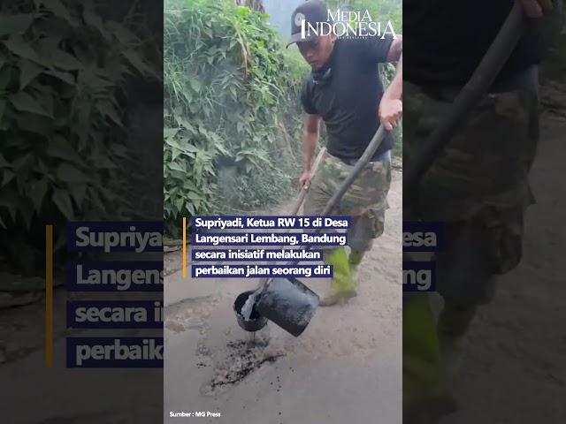 Tanpa Tunggu Bantuan Pemerintah, Ketua RW di Lembang Perbaiki Jalan Rusak Seorang Diri