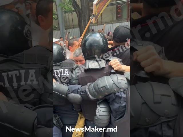 Верующие прорывались к ЛГБТ-маршу через полицию.  #молдова #кишинев
