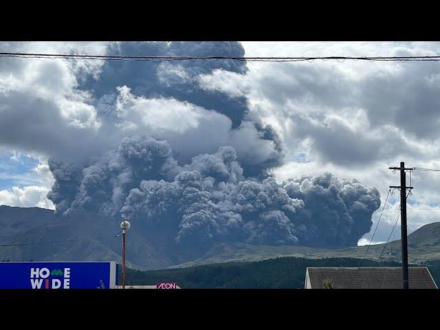  Japan's Biggest Volcano Erupts! Mt Aso   阿蘇山噴火