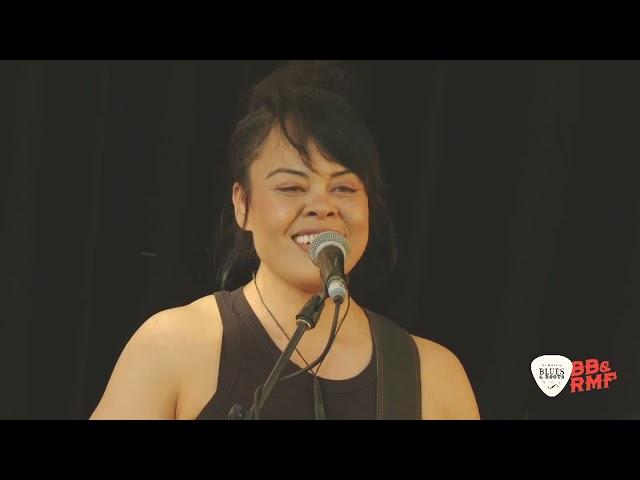 Karen Lee Andrews - Digging up Graves. Live from Blues & Roots Festival.