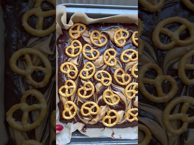 Salty, sweet & delicious – these Pretzel #Brownies are #Oktoberfest perfection! Recipe in comments