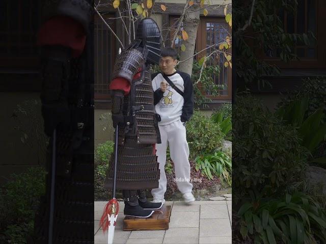 The girl sat directly on the ground. #funnyprank #funny#dafeiyang#Armor prank.