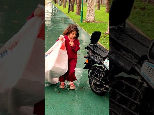 طفل كفيف جوعان والجو مطر نهايه قاسيه 