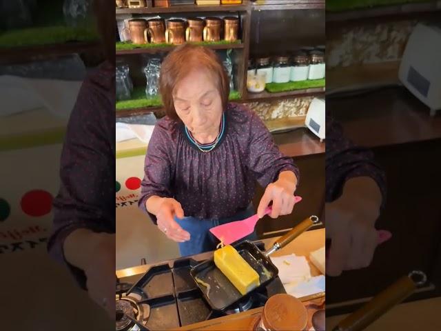 天才的发明：逆反鸡蛋三明治在这家创业50年，由奶奶经营的咖啡店，可以吃到已故爷爷发明的反转鸡蛋三明治，也就是面包包着鸡蛋的三明治！讀选用的厚面包，让三明治的口感更加蓬松美味！奶奶的性格也非常n